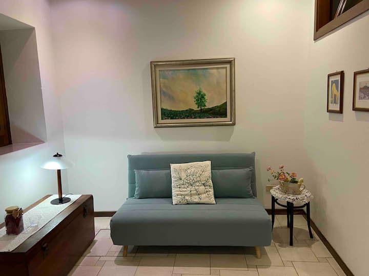 „Релаксирачка“ соба со кауч на спуштање на приземје, исто така, погодна за оние кои не можат да се искачат по скалите, со поврзана бања