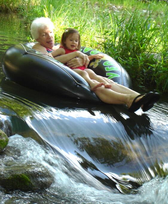 Artesian spring-fed river within easy walking distance. Tubes welcome!