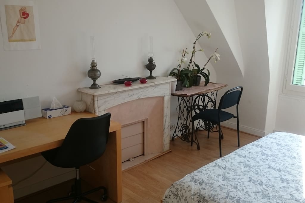 Un grand bureau est à votre disposition et une belle cheminée à l'ancienne orne la chambre