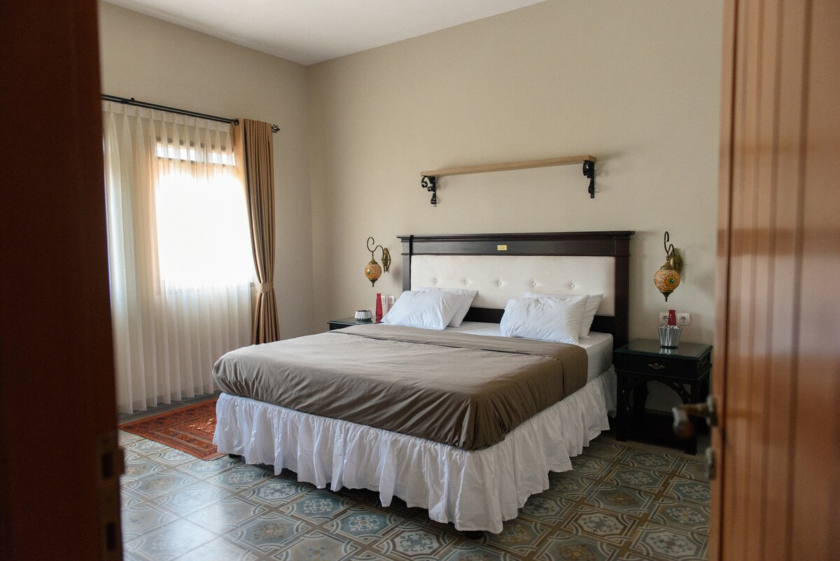 房间2 -主卧配备2张额外的床垫。