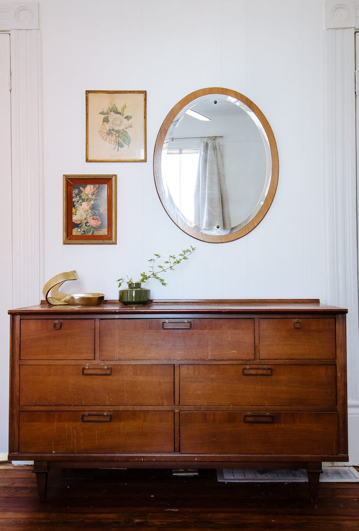 Dormitorio dos: características vintage y sábanas limpias y nítidas que proporcionan un excelente descanso después de un largo día explorando Lexington.