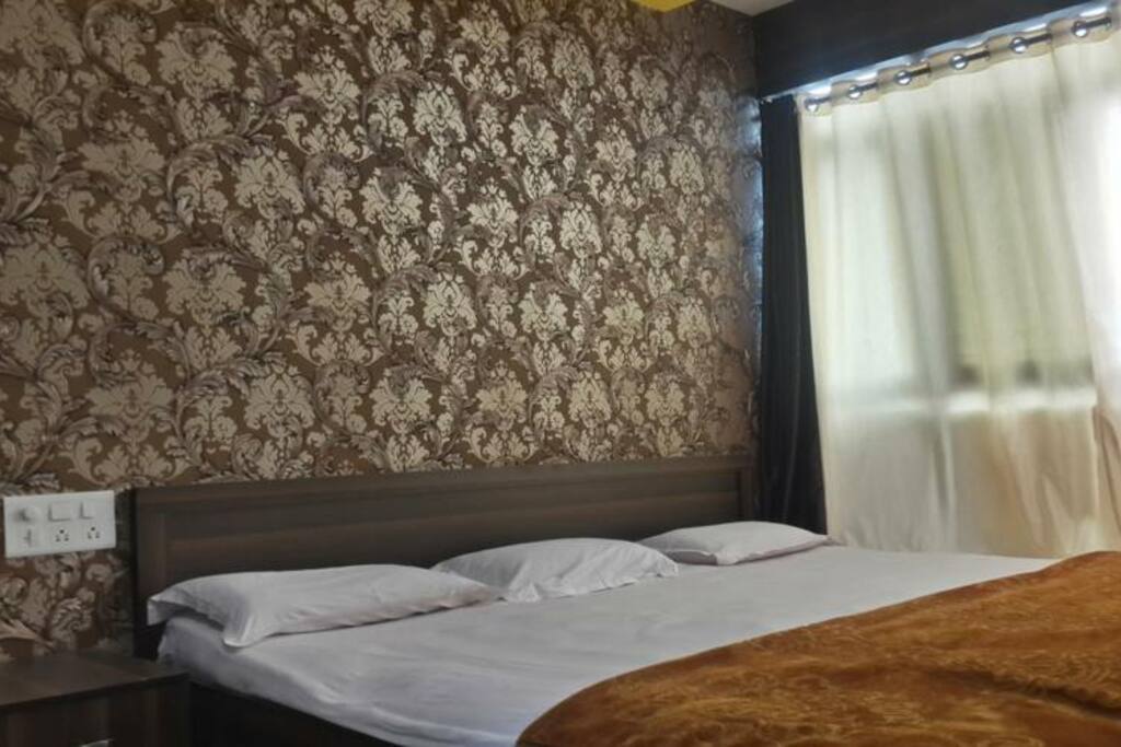 Triple Bed Room with Street View