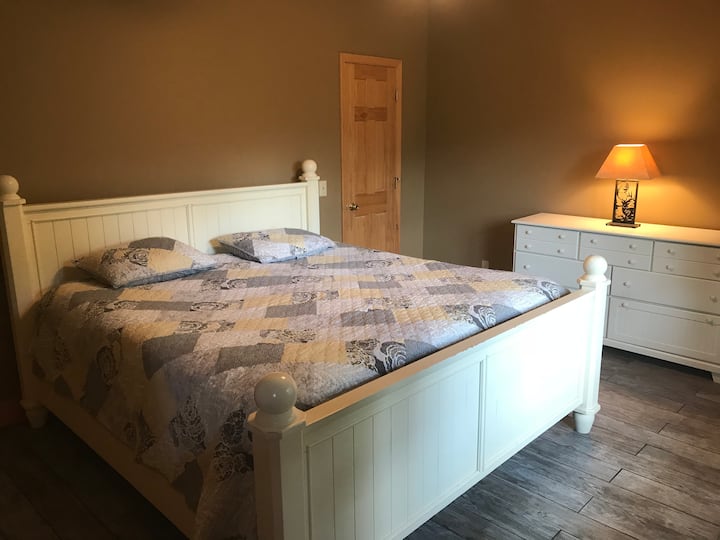 سرير بمقاس كبير في غرفة النوم في الطابق السفلي مع إطلالة رائعة على الجبل!