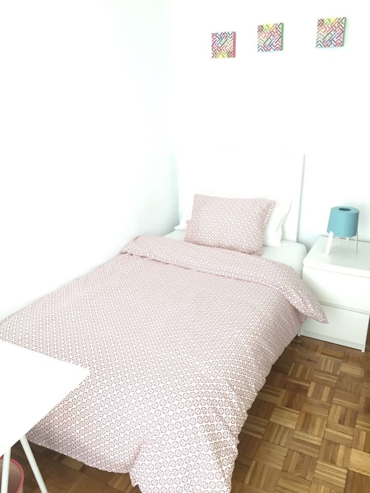 Soba 2, jednostruki krevet. Prostorija je preplavljena svjetlom.