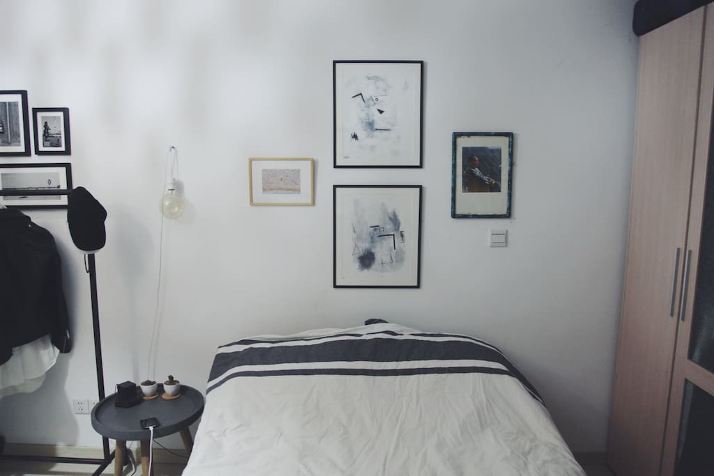 Bed & Bedside Table