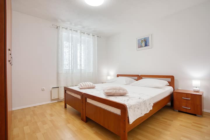Habitación acogedora con cama queen, diseñada para disfrutar de noches de descanso y mañanas tranquilas.