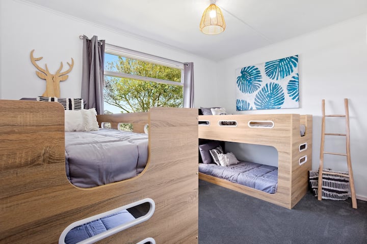 ห้องสองชั้น - เตียงเดี่ยว 4 หลัง