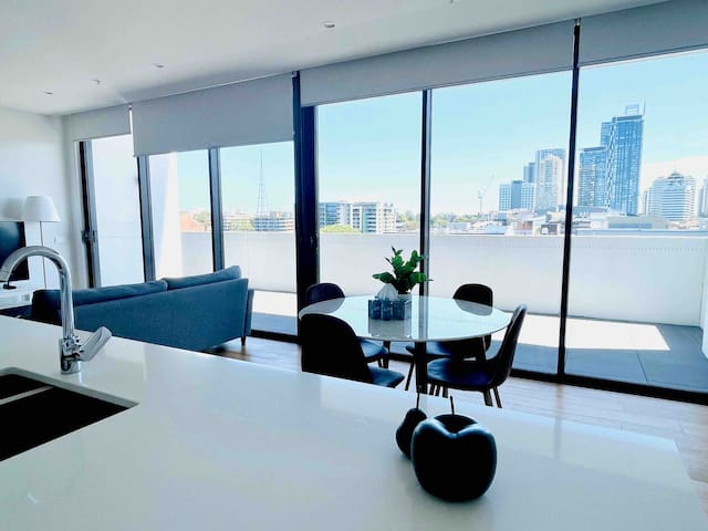Stunning Cityview 2bedroom condo (Gym)