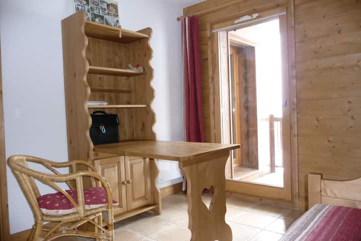 спалня 2: 2 легла на колелца, бюро, достъп до балкон през вратата на прозореца