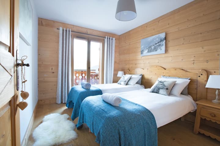 חדר שינה זוגי או קינג בקומת הקרקע, מול הסאונה