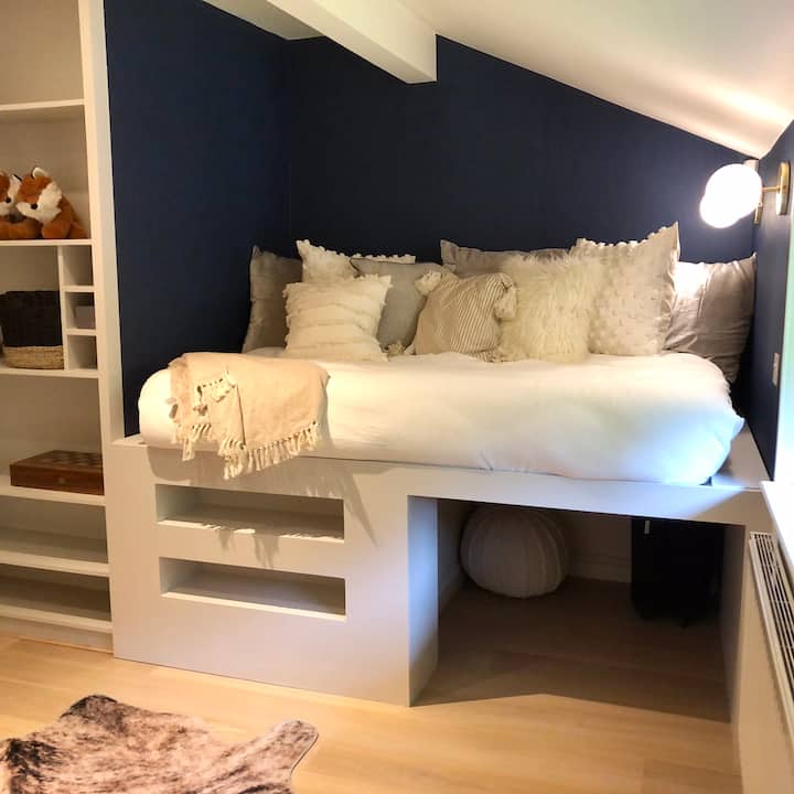 Chumba cha kulala cha tatu kina kitanda cha watu wawili. Inapendekezwa kwa wageni wadogo au wanaolala mara moja! 