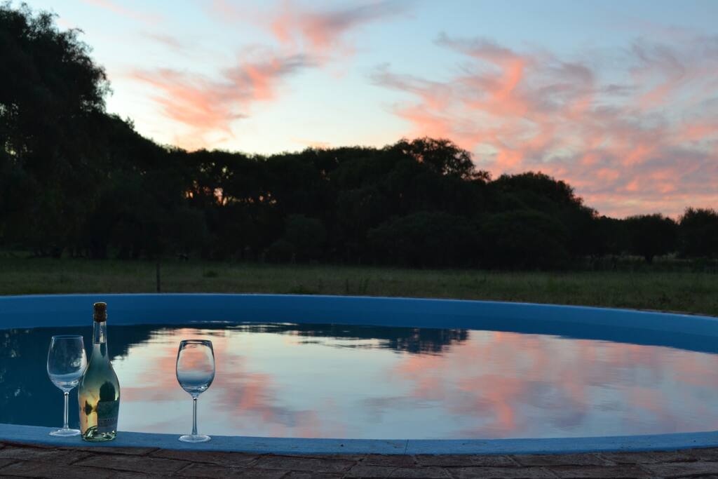 Atardecer en la piscina tipo tanque australiano.