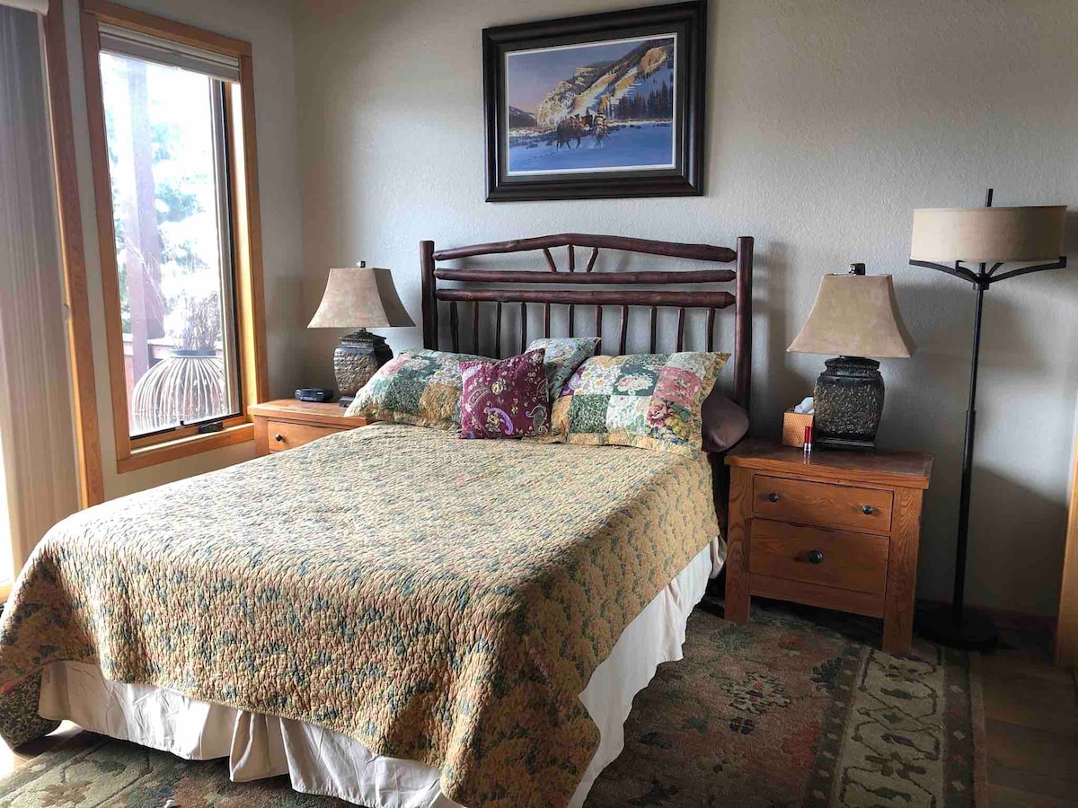 Fushë golfi dhe pamje nga mali të përfshira në këtë dhomë gjumi përmes derës rrëshqitëse prej xhami të dyfishtë dhe dritares së fotografisë. 