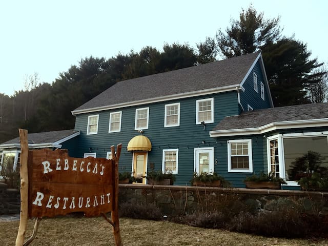 Rebecca's Inn, The Mermaid Room, Mahone Bay