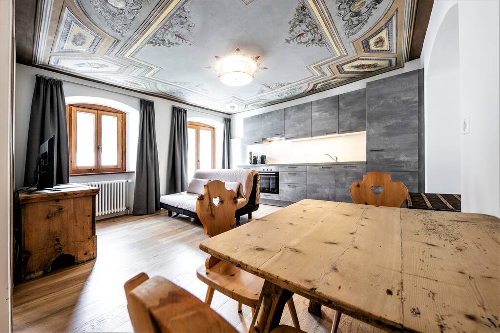 Wohnzimmer mit komplett ausgestatteter Küche