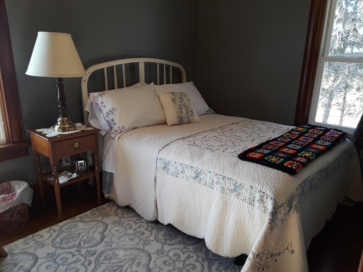 Habitación gris con cama matrimonial