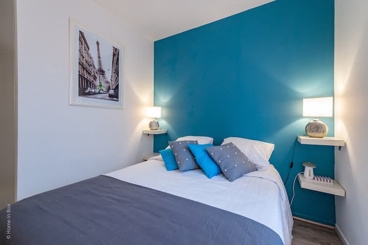 主卧配备双人床垫和舒适的床上用品。