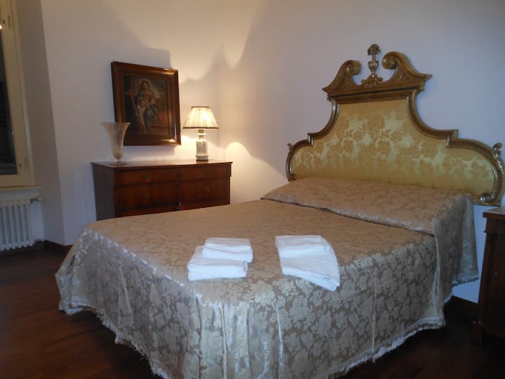 Dormitorio doble muy elegante y cómodo 
