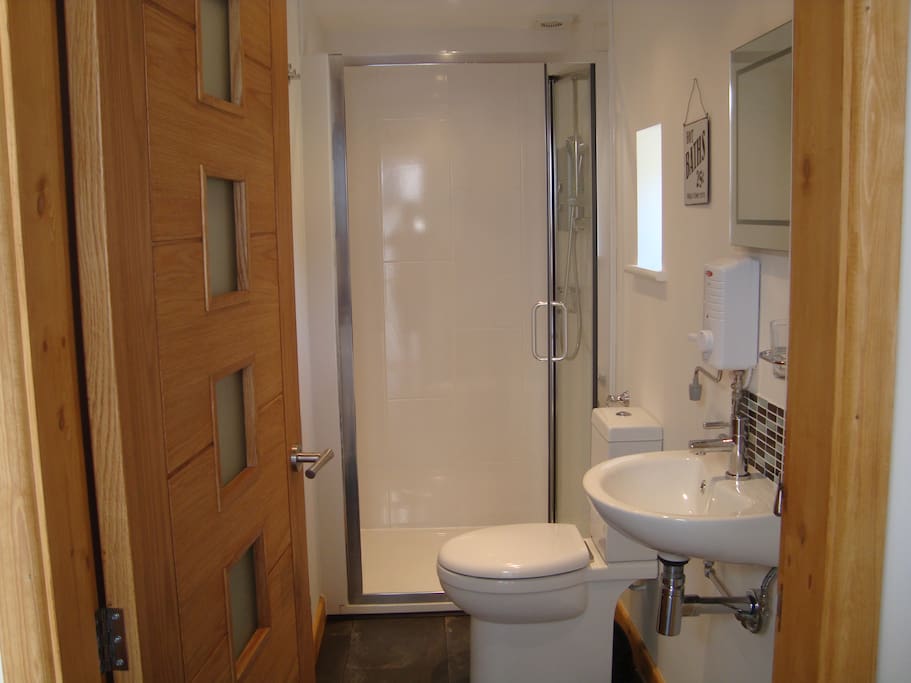 Shower room, with complimentary guest toiletries.