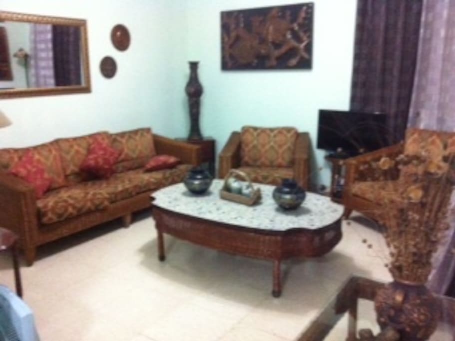 Sala muy cómoda con acceso al balcón.