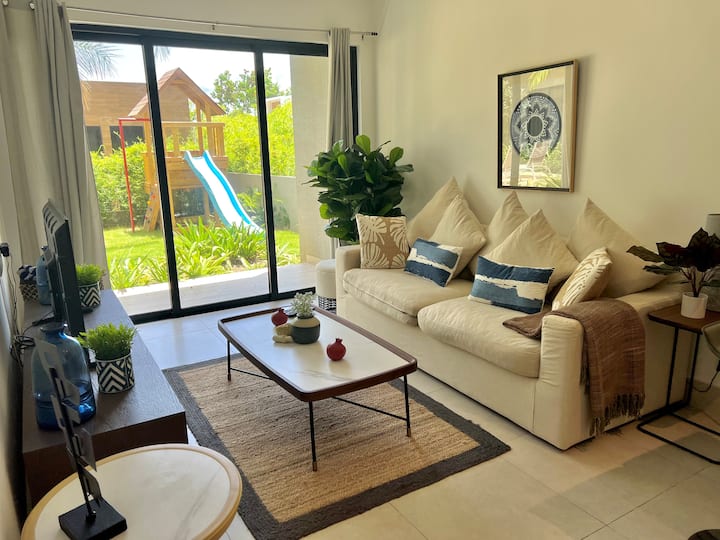 ห้องนั่งเล่นพร้อมวิวสระว่ายน้ำ