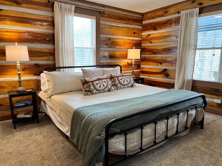 Cama tamaño king en el primer piso. 