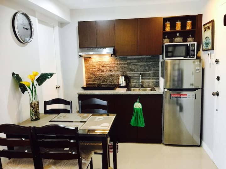 BEST Value Condo upto 8 Guests BGC Ft Victoria