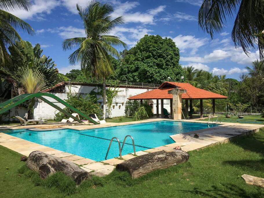 Piscina com aquabar