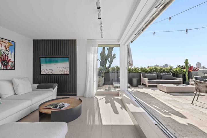 Elizabeth Bay Penthouse with Private Rooftop