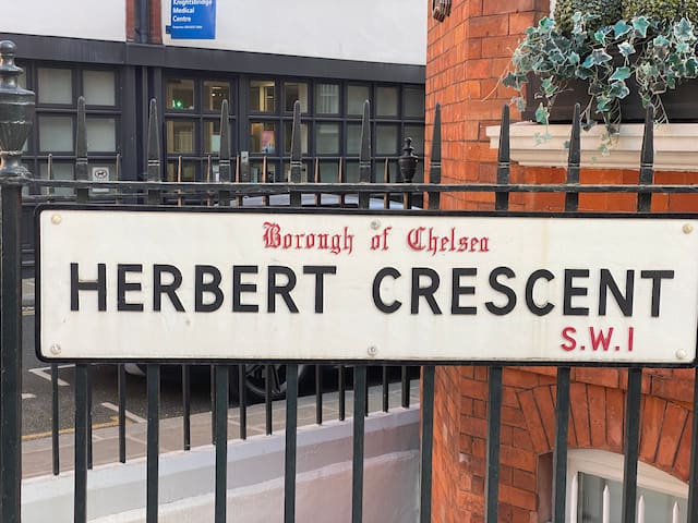 Amazing Penthouse 50 steps from Harrods gallery image 3