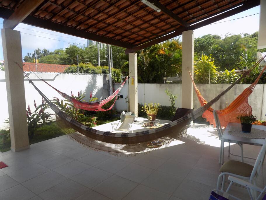 Foto da Varanda da casa , ao som de pássaros ; um bom lugar para ler e refletir sobre a vida !!!