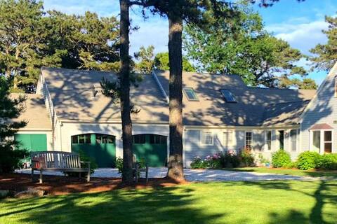 Sun-filled Guest House with Waterviews and Beach!