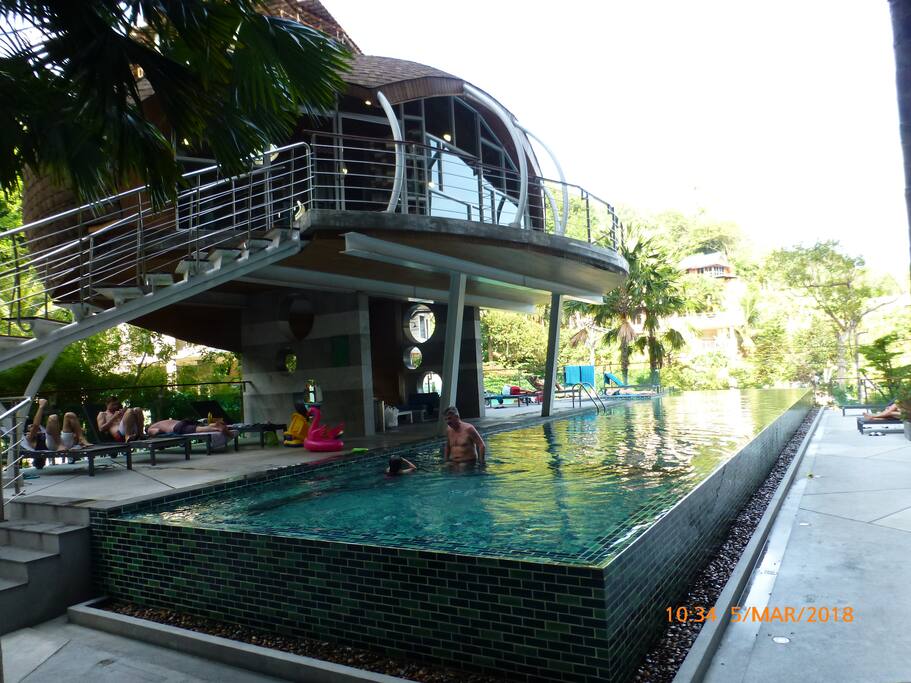 Piscine et salle de sport.