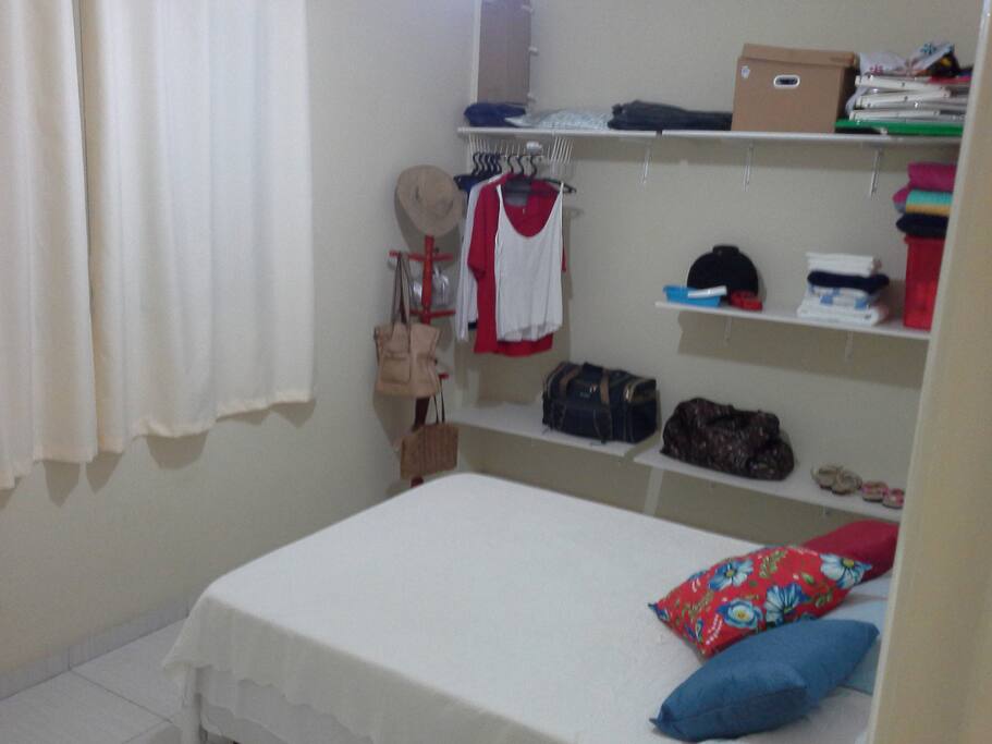 armario sem portas, unico quarto do apartamento.