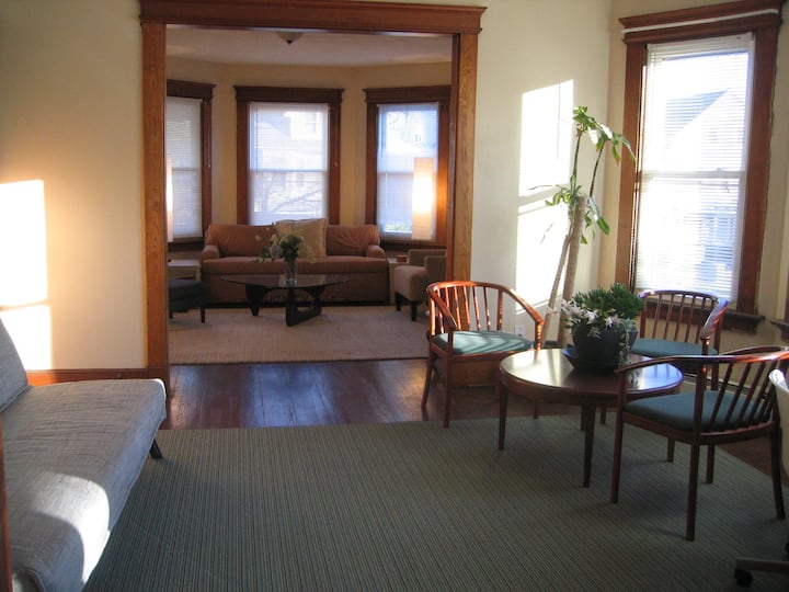 W2 Large, Bright Apartment - New Haven