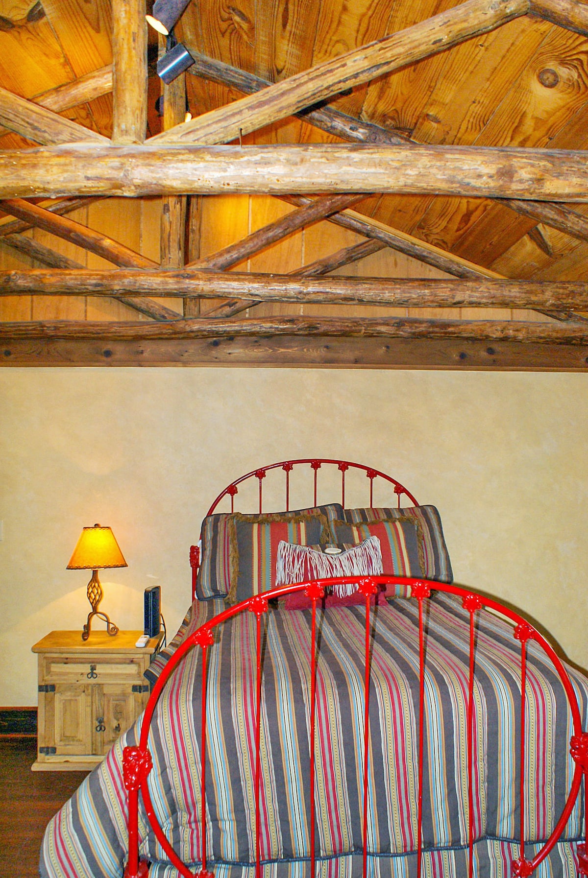 Druhá spálňa s posteľou plnej veľkosti