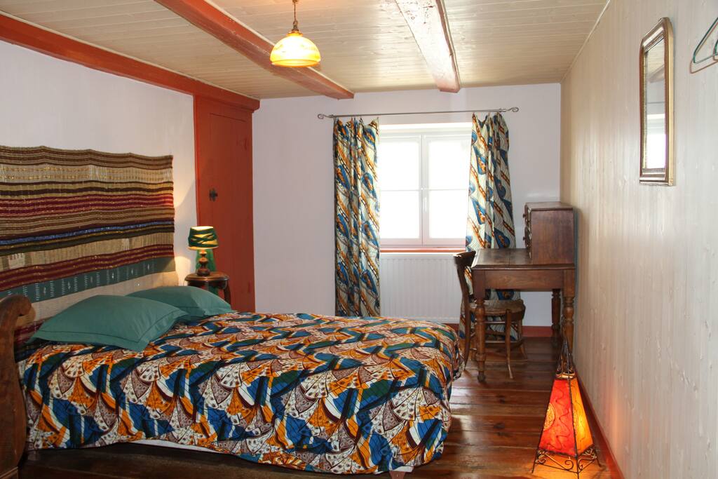 Chambre spacieuse, avec lit double et petit lit, bureau, placard et étagères