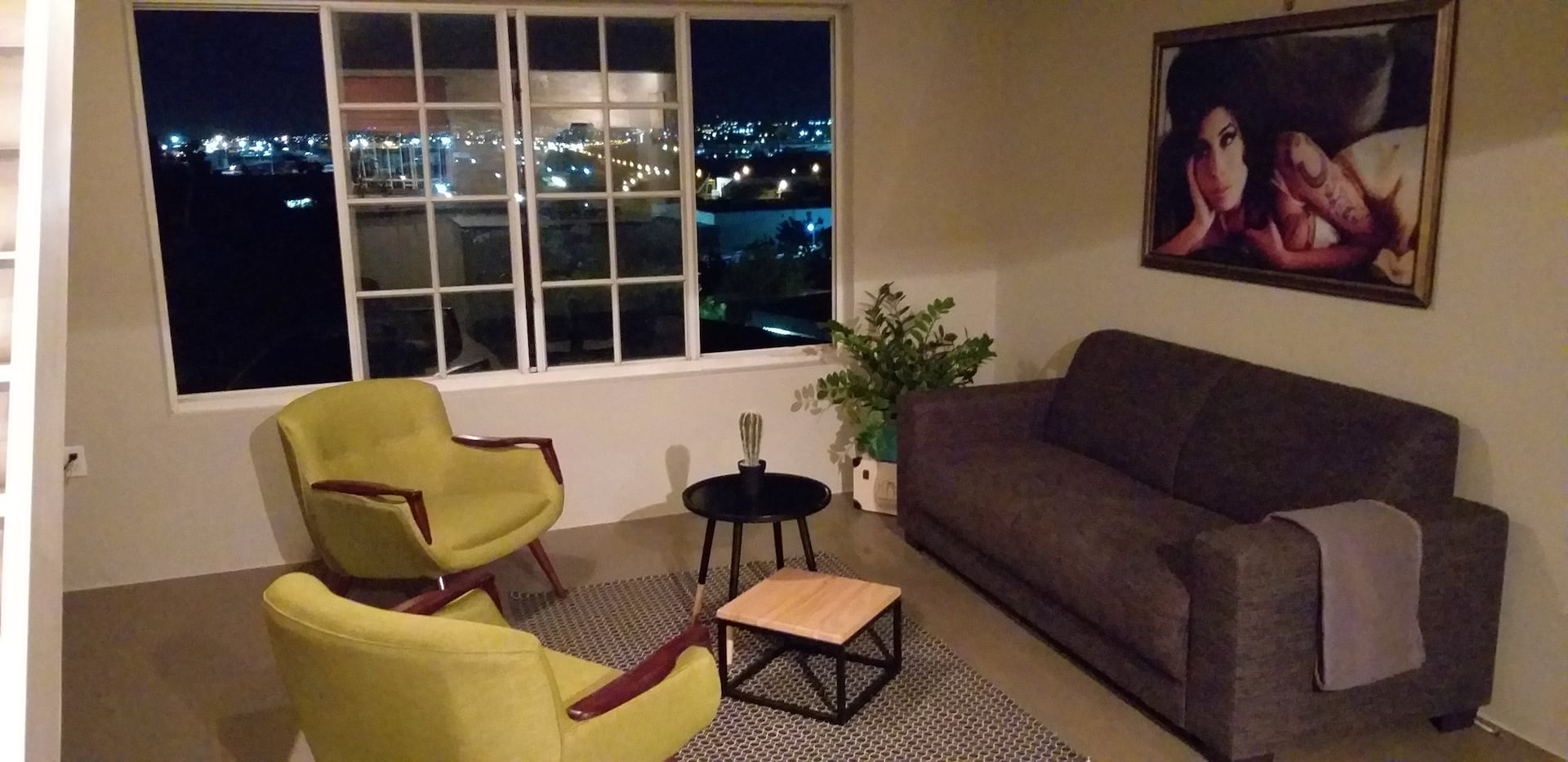 A cozy, modern & centrally located apartment