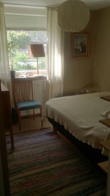 Sovrum med 140 cm säng på nedre plan