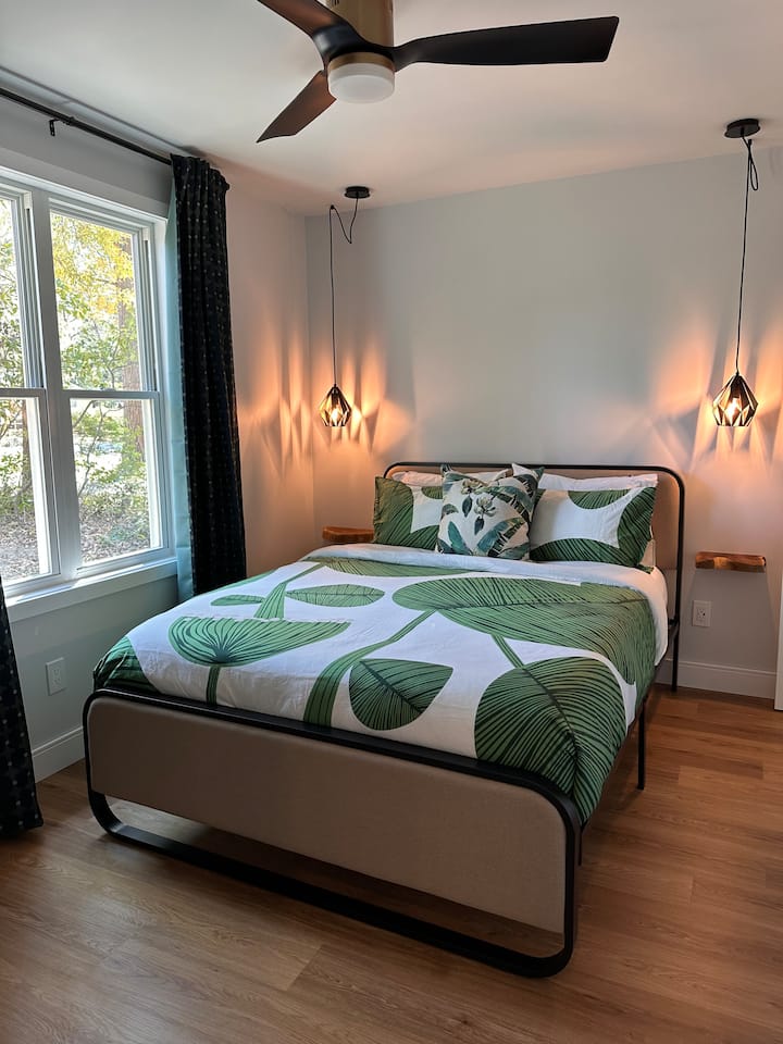 Წინა საძინებელი, ორადგილიანი საწოლი. Მცურავი ტუმბოები, გულსაკიდი სანათები და ჭერის ვენტილატორი. 