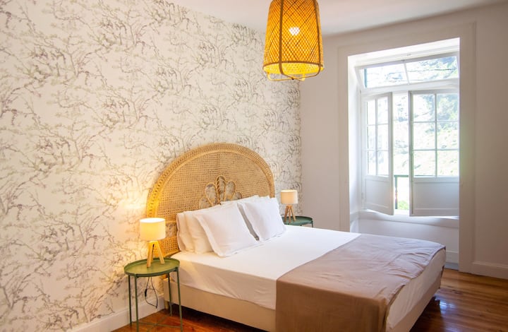 Chambre de la Leque, composée d'un lit Queen, de toilettes privées et d'un support pour les cintres.