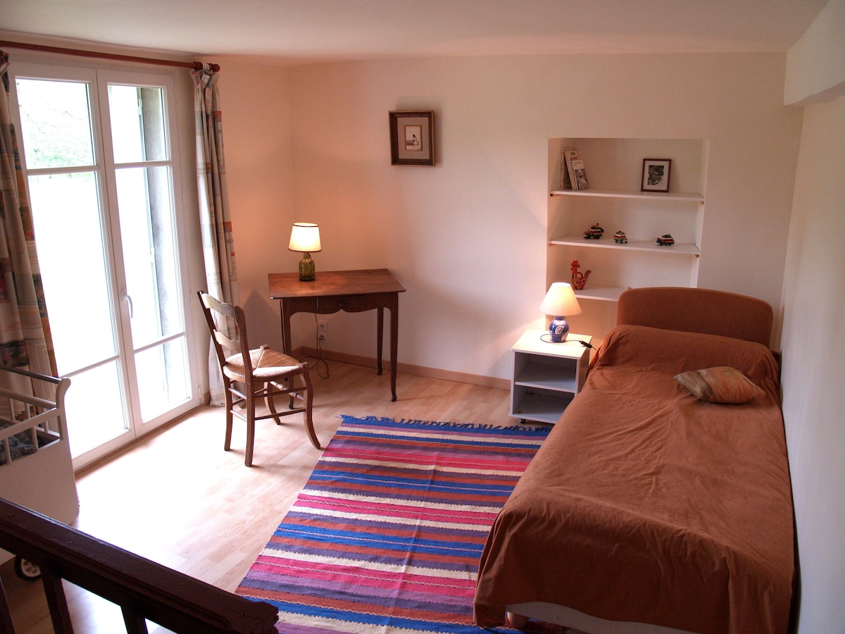 "Côté Cour", la chambre single à l'étage et en palier.