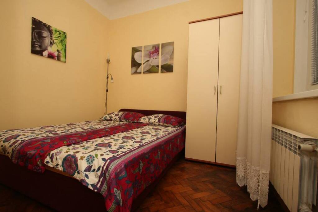 Spavaća soba, odvojena od dnevne sobe. Bračni krevet