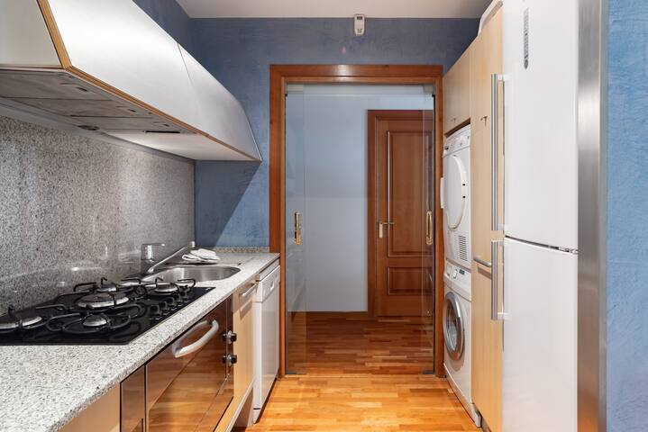 Three Bedroom Apartment Ronda Universitat – You Stylish gallery image 5