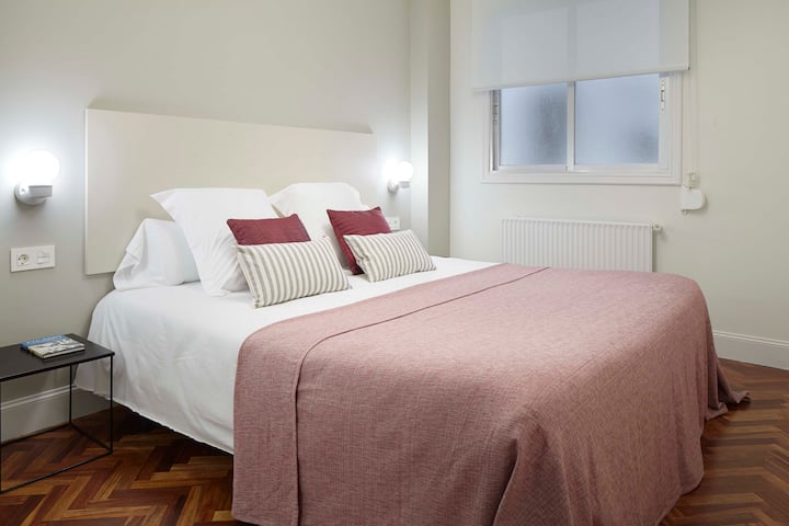 Habitación con baño insuite con una cama doble del apartamento Duke by FeelFree Rentals