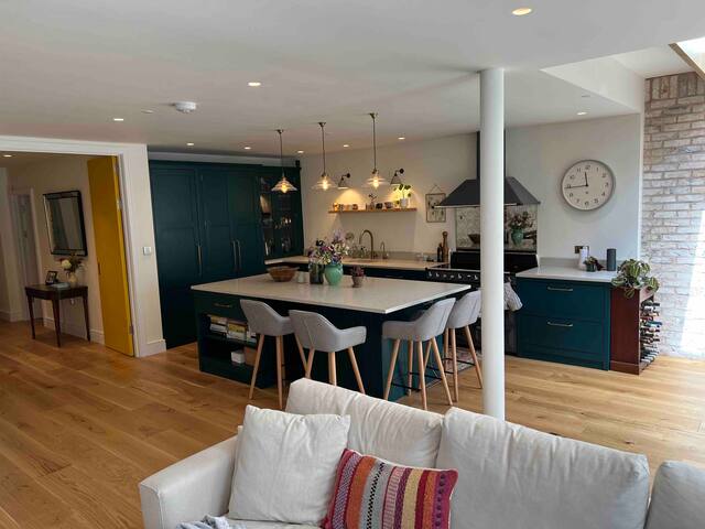 Charming and unique family home off a mews gallery image 5