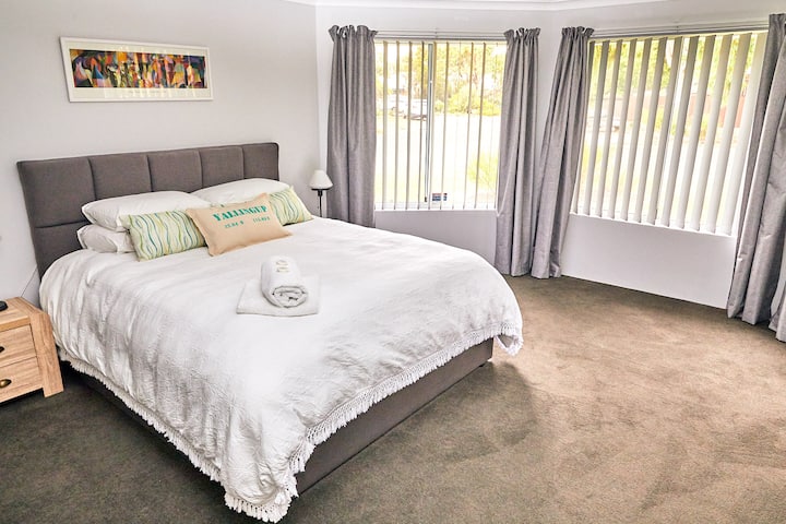 Dormitorio principal con cama tamaño king y baño privado