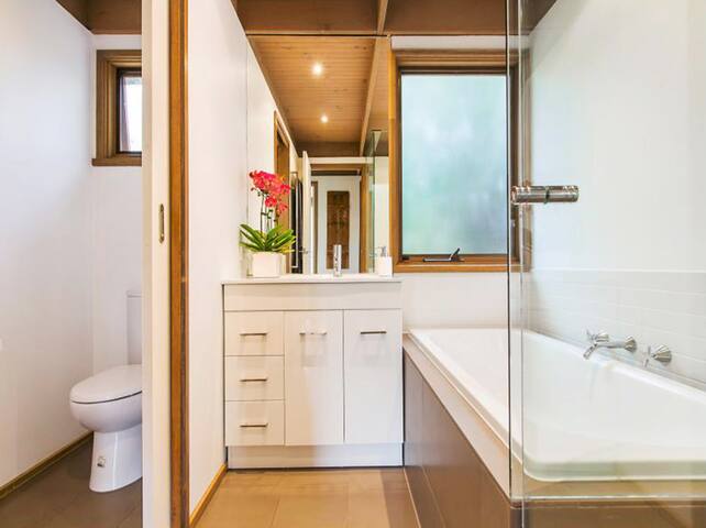 Tennis Court at Portsea back beach gallery image 3