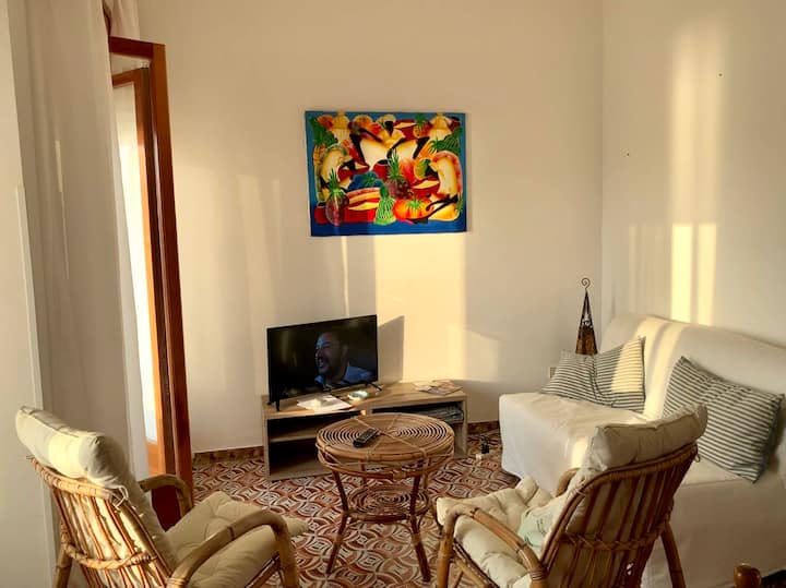 Зона за седене (отдясно, разтегателен диван за 2 - ма души)