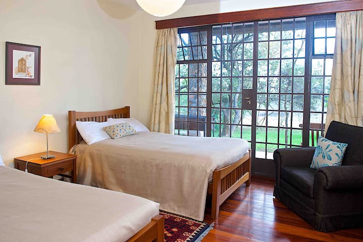 Საძინებელი დაბლა 2 პატარა ორადგილიანი საწოლით. 